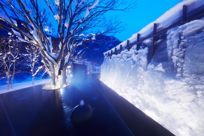 館内の露天風呂「氷瀑の湯」（2月中旬頃撮影）