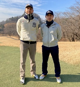 福岡ソフトバンクホークスOBチームは （左から）新垣渚さん、柴原洋さん