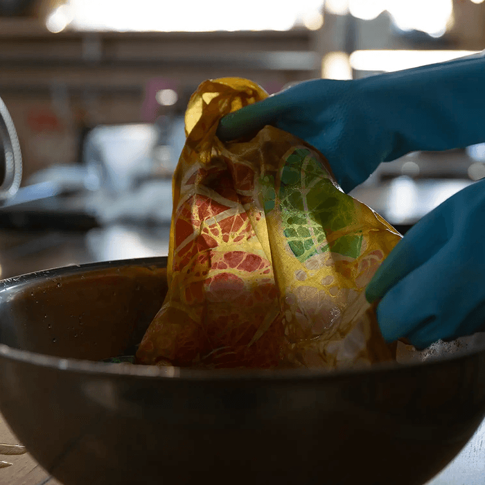 ろうけつ染め(染色作業)