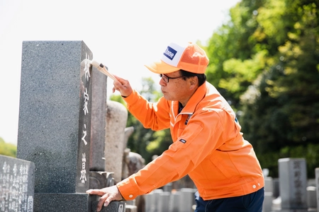 まもなくお盆！猛暑でお墓参りを断念する人が急増中！ 墓石クリーニングの依頼件数が通常の1.5倍の理由とは？