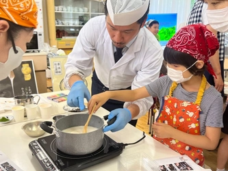 伊藤園×ストラク 千駄谷小学校で子どもたちが和菓子とお茶を学ぶ——「和菓子と日本茶の文化体験イベント」を開催
