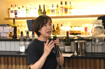 料理を提供したシオガマグチ・バル LUDENS代表の小島紫さん