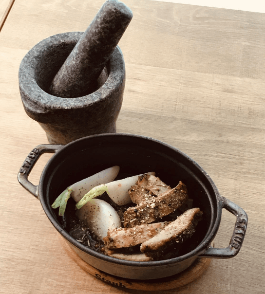 ハニーマスタードポークのSTAUB焼き 990円