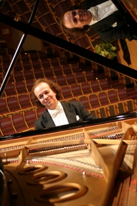 h6fNd7o00AT34YvE6hiO.jpg?w=940&h=940