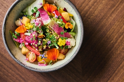 地元の新鮮野菜をたっぷりつかった 季節野菜のサラダ