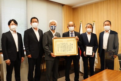 （五島市長へ受賞報告（左から、五島の椿㈱ 谷川代表、五島市商工会 片峰副会長、五島市 野口市長、五島市商工会 立石 前会長、五島市商工会 中村権矢会長、五島市商工会 久保事務局長）