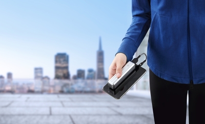 スマートフォンと一緒に片手で持ちはこべる利便性