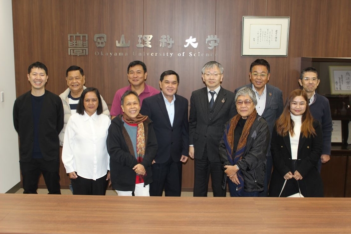 平野学長を表敬訪問したセサンテ市長(右から6人目)らセブ島の一行