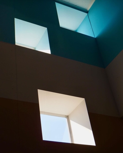 本学キャンパス、南棟(キャナルポート)の特徴的な構造を活かして撮影された写真です。 綺麗で不思議な魅力を持つこの作品がアイデア賞に選ばれました。(@yamashita_unironさん)