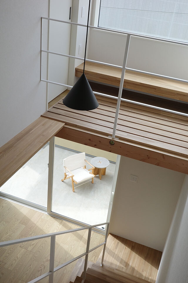 猫と読書を楽しめる階段上のデッキ