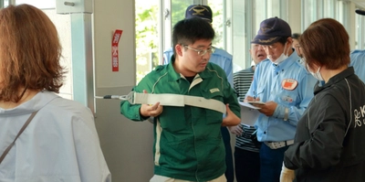 近畿大学産業理工学部が「消防・避難・通報訓練」を実施　総合防災設備メーカーの協力のもと、実践的な避難方法を学ぶ