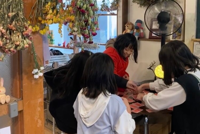 ゲームを楽しむ子どもたち