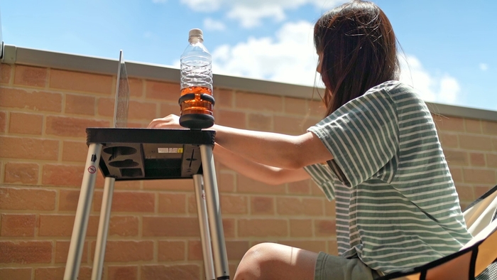 画像7　ベランダでタイピングする女性