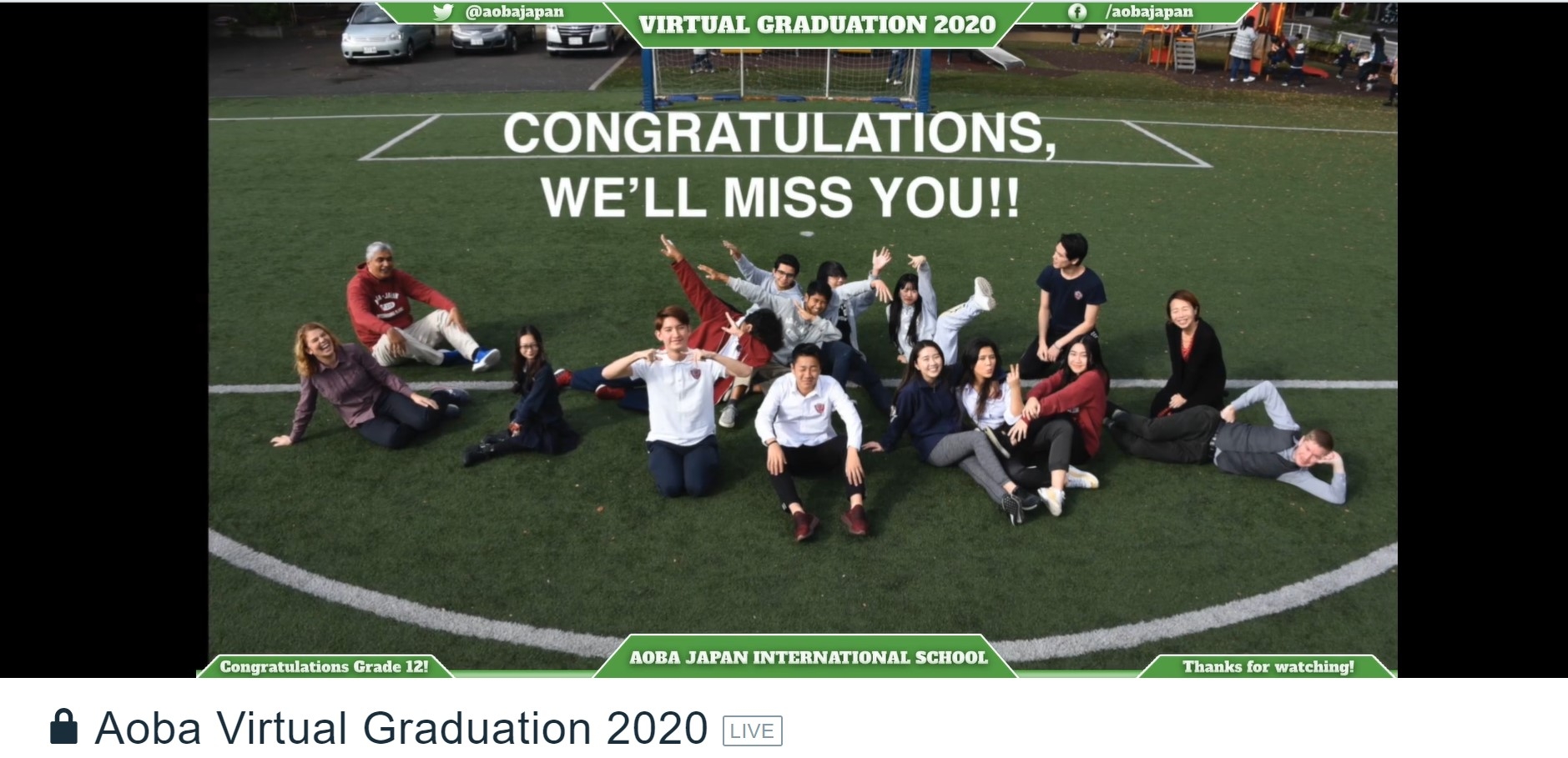 (写真8:新型コロナウイルスの感染が拡大する前に校庭で撮影された卒業生の集合写真)