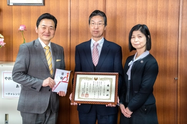 I-PEX、使用済みリチウムイオンバッテリーを活用した 「RENERATH ソーラー街灯」を小郡市立東野小学校に贈呈