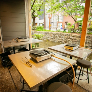 店内の横を流れる桜の名所・高瀬川