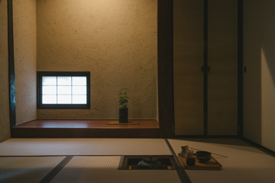 炉を切った本格的な茶室。季節を映すしつらえでお迎えします
