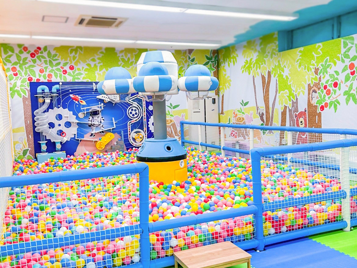 ボールプールで思う存分遊べるコーナー