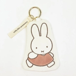 どの年代のミッフィーがお好き？ミッフィーの70周年を記念した70周年ヒストリーダイカットポーチです。