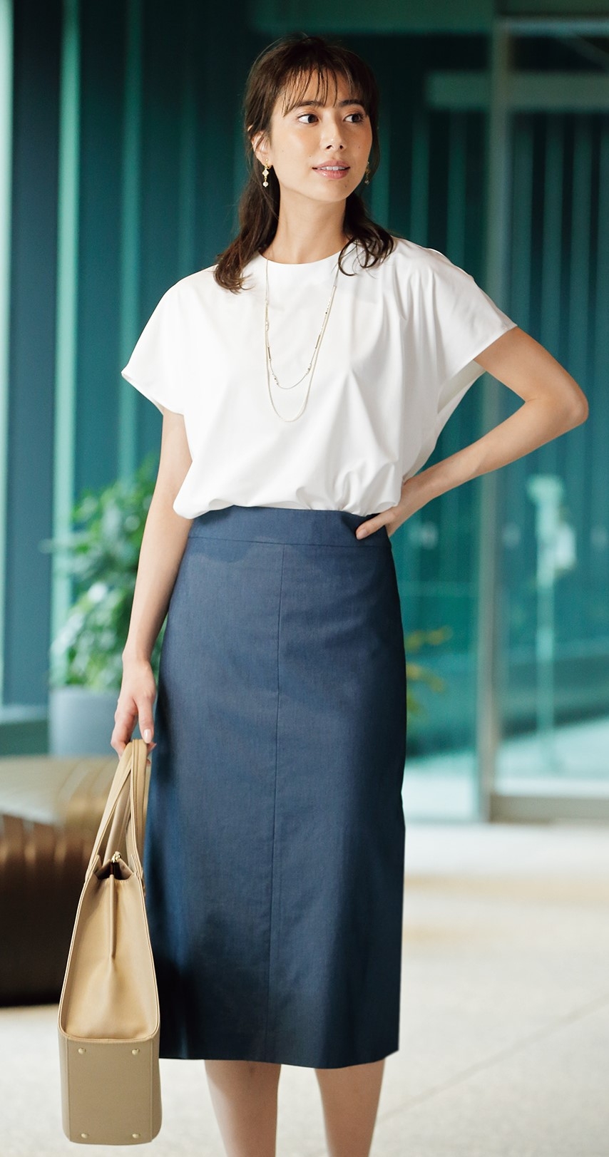 “ニット”の伸縮性と“ブラウス”のような上品な雰囲気を両立!トリコット生地を使用した女性向けカットソーを「洋服の青山」で発売