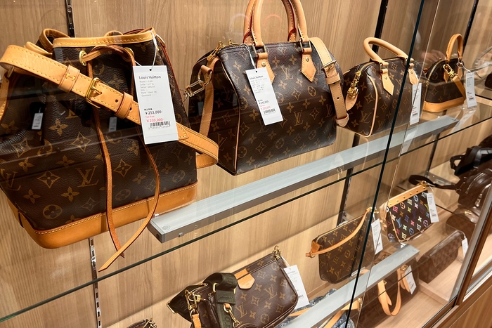 1F・2Fはブランドバッグ販売