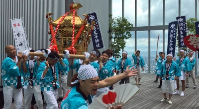 「阿倍野神輿（あべのみこし）」と「阪南獅子舞」が あべのハルカスの展望台「ハルカス300」などを巡幸