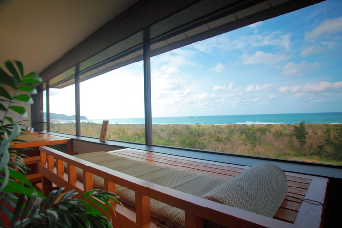 「海見床」で横になり、雄大な日本海を一望