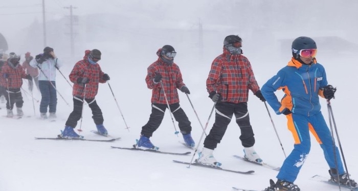 近畿大学附属豊岡高等学校が1年生を対象の「スキー実習」を実施 インストラクター指導のもと、スキー技術を身につける