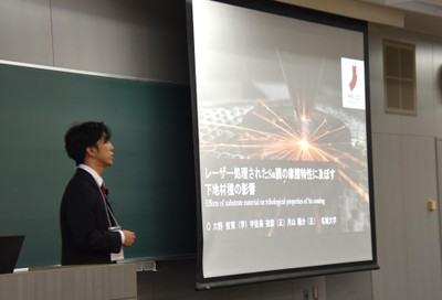 研究発表に臨む大野さん