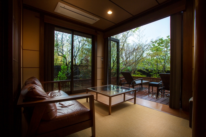 はなれ5棟の川側客室・リビングルーム一例