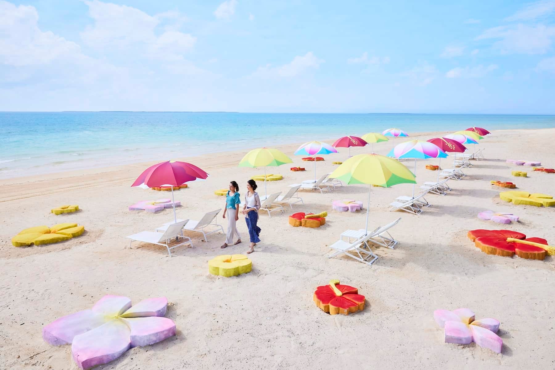 【リゾナーレ小浜島】ハイビスカスやプルメリアなど南国に咲く花のアートが白砂のビーチを彩る「ビーチの花咲くリゾナーレ」開催～フラワーフットアイスバスやカラフルなフレーバードリンクがお花見気分を盛り上げます～｜期間：2023年4月1日～5月7日
