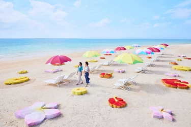 【リゾナーレ小浜島】ハイビスカスやプルメリアなど南国に咲く花のアートが白砂のビーチを彩る「ビーチの花咲くリゾナーレ」開催～フラワーフットアイスバスやカラフルなフレーバードリンクがお花見気分を盛り上げます～｜期間：2023年4月1日～5月7日
