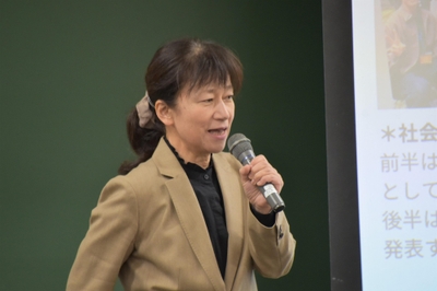 講評を述べる伊藤教授