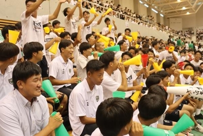 スタンドは生徒や保護者、OBの大声援に包まれました