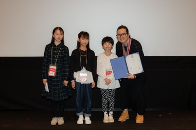 こども審査員の皆さんと、キッズ賞を受賞したエリック・リー氏