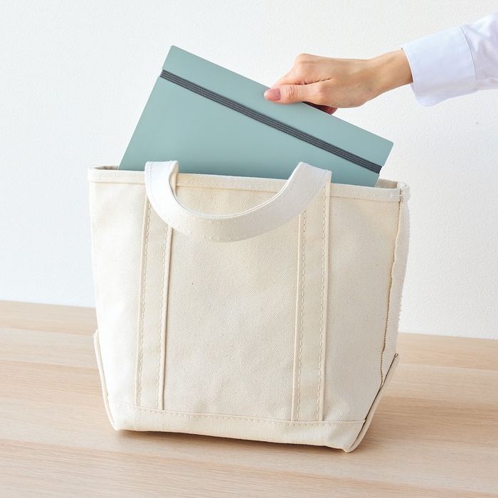 ゴムバンド付きなので、 カバンの中でも不用意に開きません。