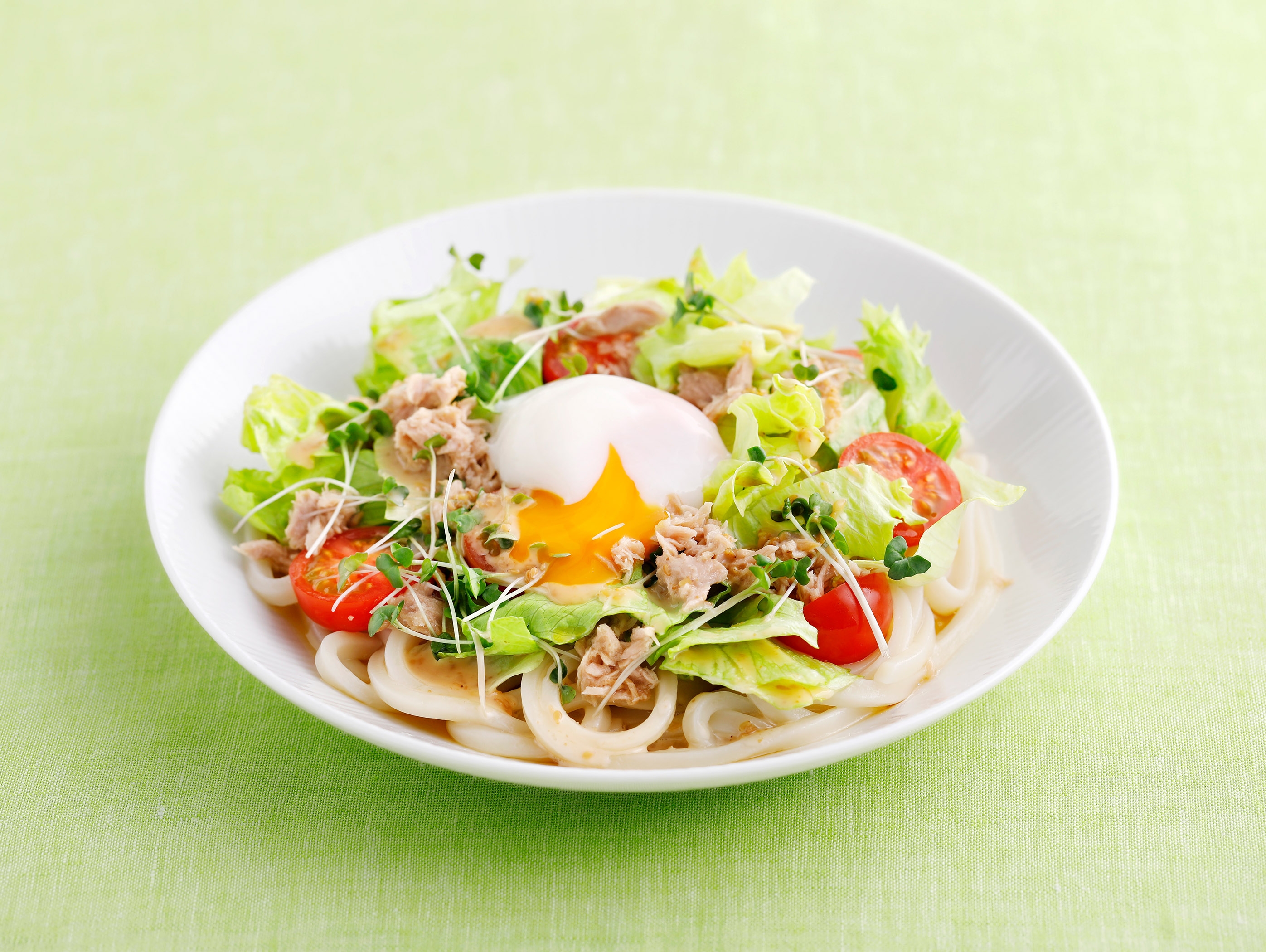 暑くなってきたこれからの季節にぴったり!「深煎りごまドレッシング」で簡単サラダうどんを作ろう。