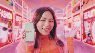 Qoo10「メガ割」新TV-CM「メガ割スタート篇」が 2025年2月28日(金)より全国でオンエア開始　 川口春奈さんが、Qoo10ショッピングアプリの 世界を舞台に、案内人として登場！ 「さあ！メガ割スタート！」と高らかにメガ割の開始を宣言！