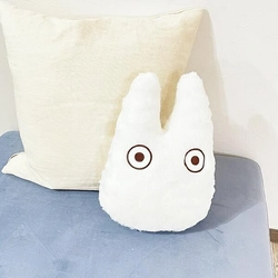 となりのトトロのダイカットクッション。おいておくだけで癒される魅惑の存在です。