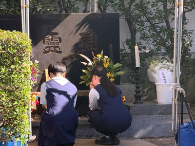 広島電鉄慰霊祭に参列するノートルダム清心高校の生徒