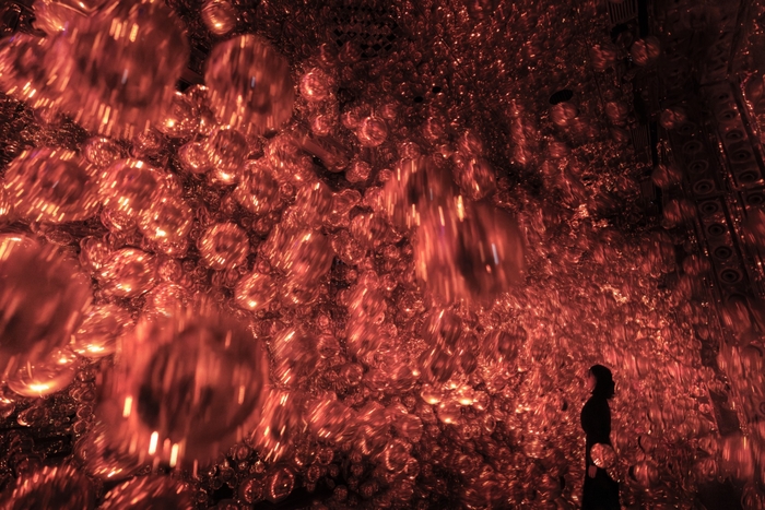 チームラボ《変容する連続体》© チームラボ