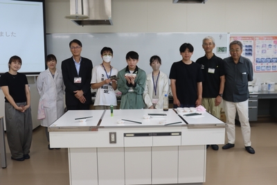 タマカイの刺身を手に全員で記念写真