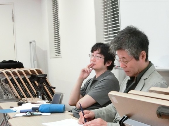 稽古場より脚色・演出 小堀智仁(左)、原作・脚本の剣名舞氏(右)