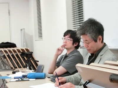 稽古場より脚色・演出 小堀智仁（左）、原作・脚本の剣名舞氏（右）