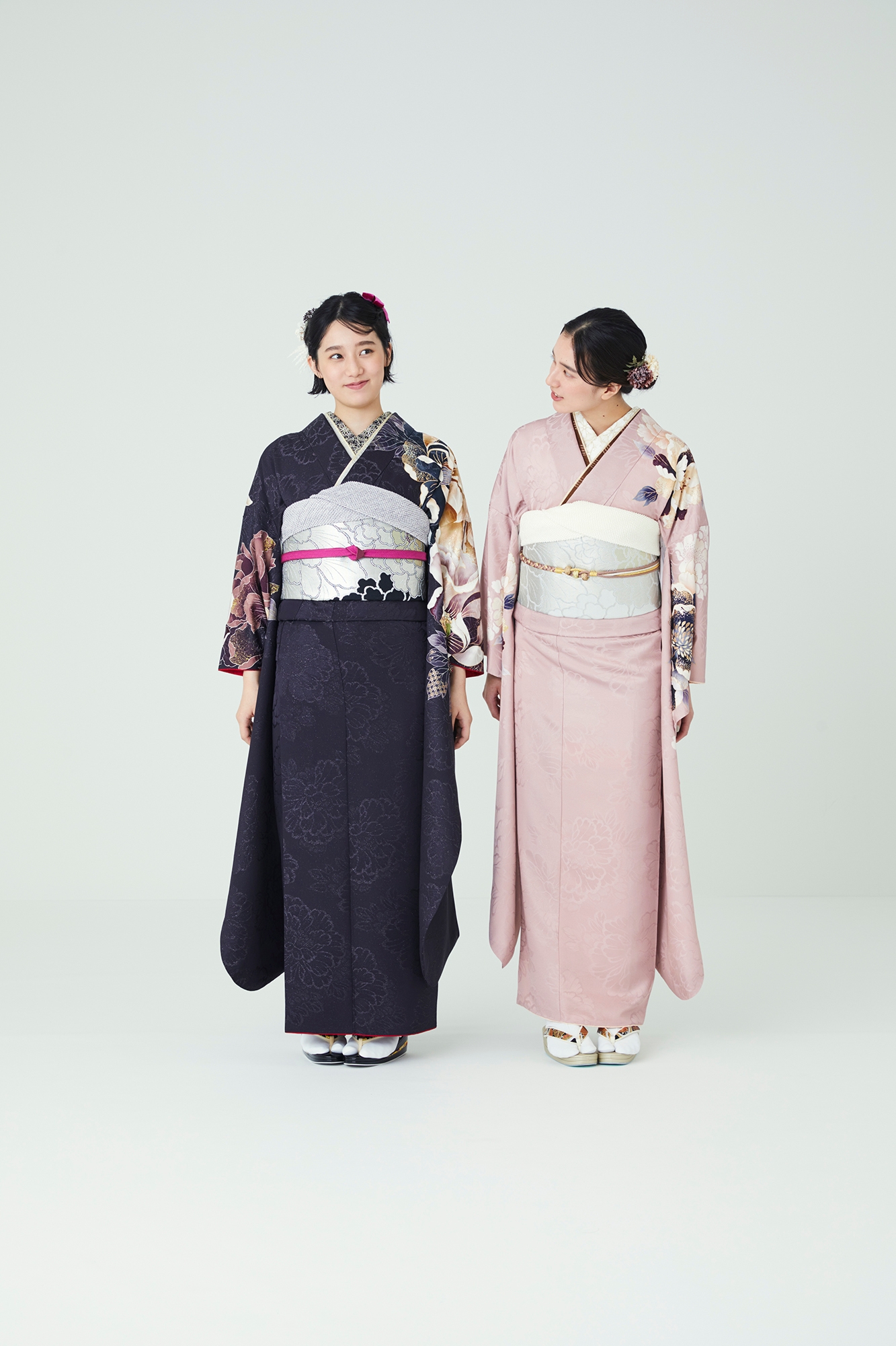 左:振袖「牡丹の記憶」/右:振袖「夢見草舞う」