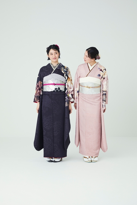 左:振袖「牡丹の記憶」/右:振袖「夢見草舞う」