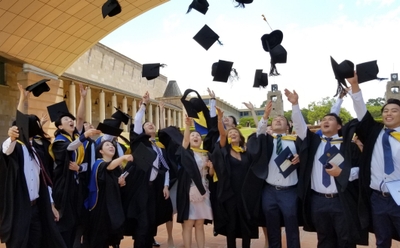 （現地のオーストラリアBOND大学卒業式で帽子投げをする修了生：2018年撮影）