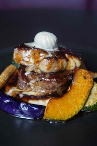 牛フィレ肉とフォアグラのロッシーニ 　ペリグーソース