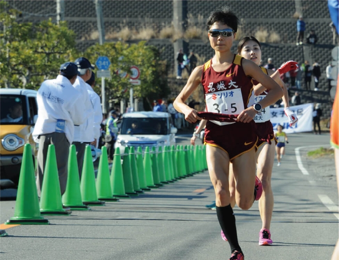 松浦選手からタスキを受け取り走り出す赤坂選手 (全日本大学女子選抜駅伝競走・2016年12月30日)