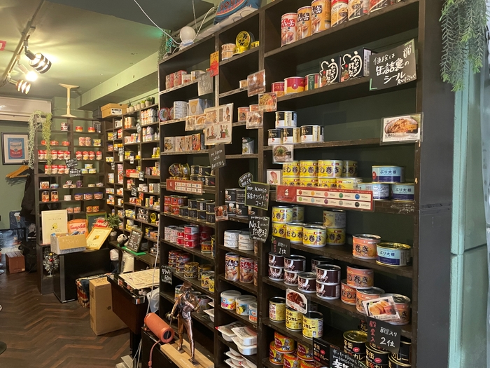 壁面にはバーの缶詰がズラリ